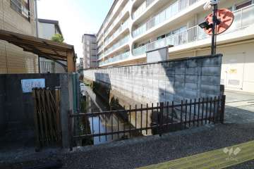 敷地東側が水路に面しています。