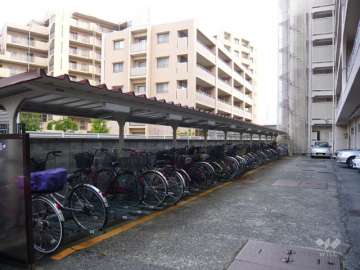 自転車置場。屋根付きです。