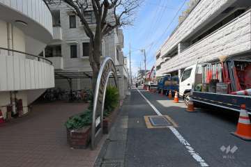 敷地北西側の前面道路（北東側から）