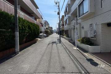 敷地北東側の前面道路（北西側から）