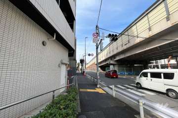 敷地東側の前面道路（南側から）