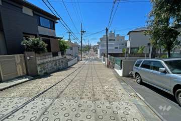 敷地南東側の前面道路（北東側から）