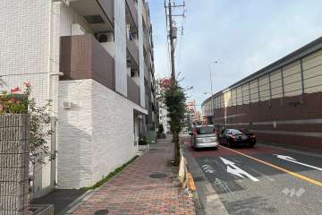 敷地東側の前面道路（南側から）