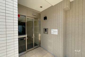 エントランスはオートロック付きです。