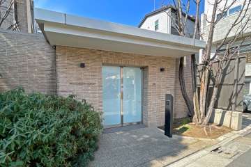 東側エントランス