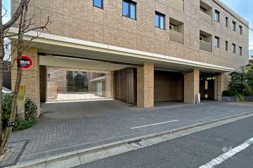 駐車場の出入り口（リングシャッター付き）