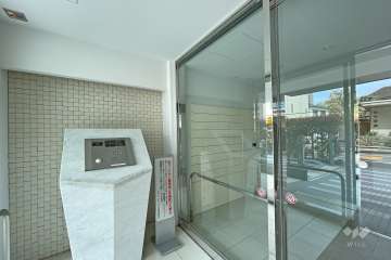 エントランスはオートロック付きです。