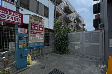 駐車場出入り口