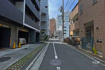 敷地北西側の前面道路（南西側から）