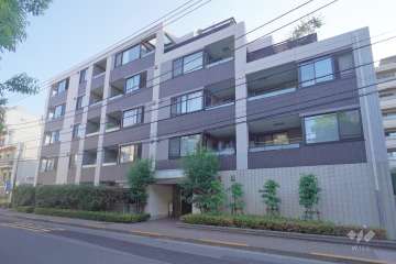 プレシス駒場東大前の外観（東側から）　