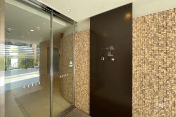 エントランスはオートロック付きです。