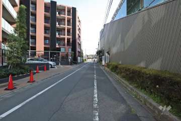 敷地西側の前面道路（北側から）