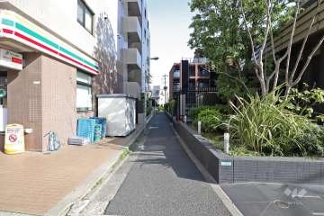 敷地北東側の前面道路（北側から）