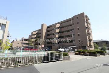 ロイヤルシャトー伊丹行基の外観（北西側から）