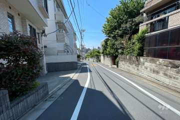 敷地北側の前面道路（東側から）