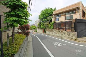 敷地南側の前面道路（西側から）
