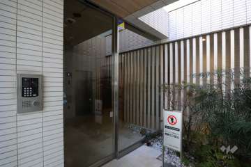 エントランスはオートロック付きです。