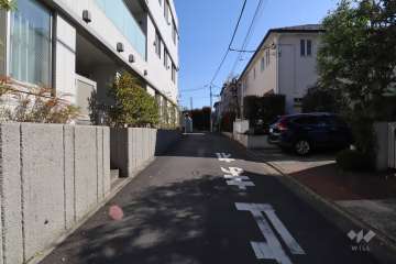 敷地西側の前面道路(北側から)