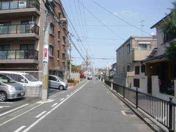 周辺の街並み。区画の整った駅前の住宅地です