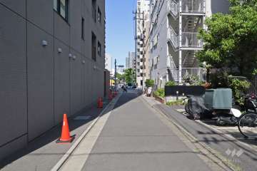 敷地北西側の前面道路（南西側から）