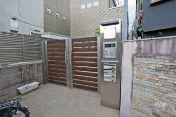 エントランスはオートロック付きです。