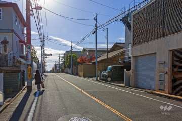 敷地東側の前面道路（南側から）