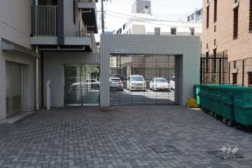 駐車場の出入り口（リングシャッター付き）