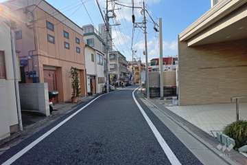 敷地西側の前面道路