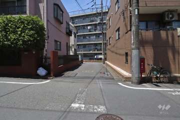 敷地南側の前面道路（南側から）