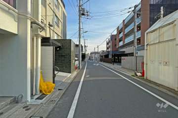 敷地西側の前面道路(北側から)
