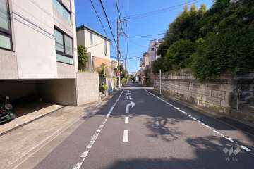 敷地西側の前面道路（北側から）