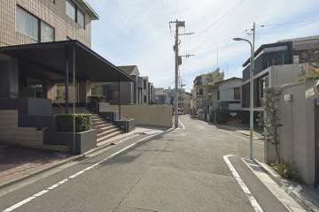 敷地西側の前面道路