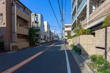 敷地東側の前面道路（南側から）
