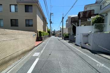 敷地西側の前面道路（北側から）