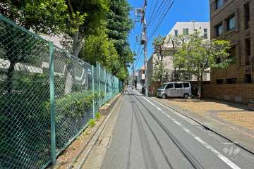 敷地北側の前面道路（西側から）