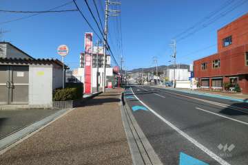 敷地北側の前面道路（県道337号生瀬門戸荘線）