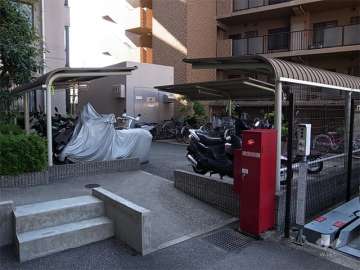 駐輪場とバイク置き場