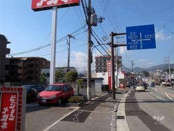 敷地北側の前面道路。前面道路は二車線の通りです。