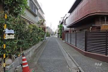 敷地西側の前面道路(南側から)
