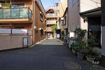 敷地南側の前面道路(西側から)