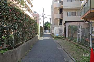 敷地東側の前面道路(北側から)