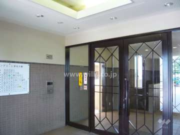 エントランスはオートロック付きです。