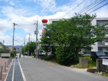 周辺はマンションと一戸建てが混在するのどかな雰囲気の住宅地。東側には自衛隊の駐屯地があります。