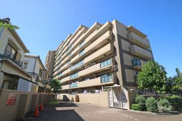 ウィングコート伊丹大野の外観（東側から）