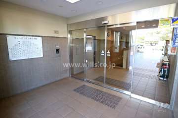 エントランスはオートロック付きです。