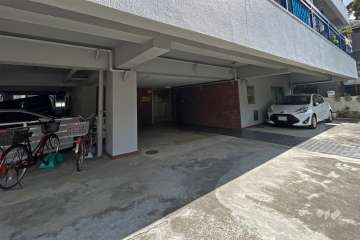 敷地内駐車場（屋内平面式）と駐輪場