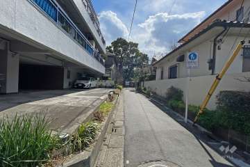 敷地西側の前面道路