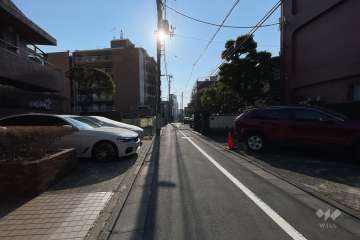 敷地南西側の前面道路（北西側から）