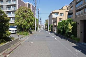 敷地北側の前面道路（西側から）