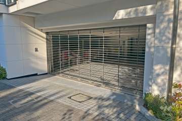 駐車場の出入り口（リングシャッター付き）